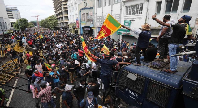 Sri Lankada protestocular başkanlık konutunu bastı