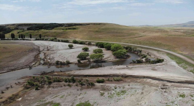 Sular 20 metre çekildi, eski Kars-Ardahan karayolu ortaya çıktı