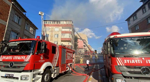 Sultanbeylide 5 katlı binanın çatısı alev alev yandı