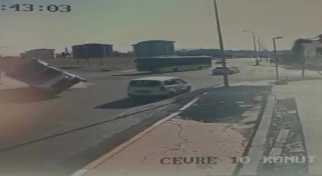 Sultanbeylide İETT otobüsüne yandan çarpan kamyonetin yan yattığı anlar kamerada