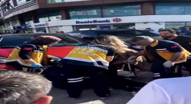 Sultanbeylide otomobil yolda yürüyen 2 kişiye çarptı