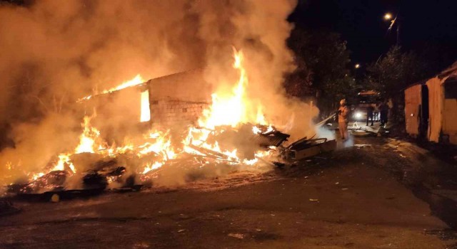 Sultangazide gecekondu alev alev yandı
