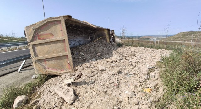 Sultangazide hafriyat yüklü tır devrildi: 1 yaralı