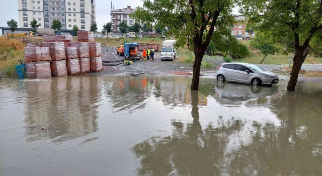 Sultangazide su baskını nedeniyle ev ve iş yerleri zarar gördü