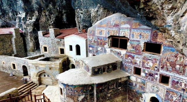 Sümela Manastırında yaklaşık 6 yıldır süren restorasyon çalışmaları 1 ay sonra tamamlanacak