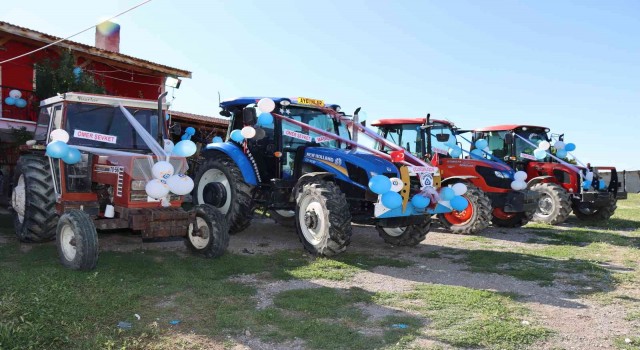 Sünnet düğününde otomobiller yerlerini traktörlere bıraktı