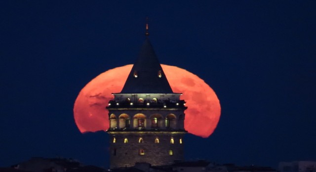 Süper Ay dünyaya en yakın konuma geldi, Galata Kulesiyle görsel şölen oluşturdu