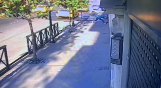 Taksimde gasp anları kamerada: Telefonunu çaldığı genci güreşçi gibi yere serdi