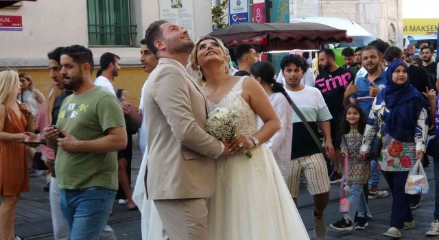 Taksimde gelin ve damadın fotoğraf çekimi İstiklal caddesini kilitledi