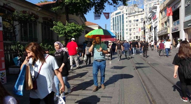 Taksimde sıcaktan bunalan vatandaşlar serinlemek için çeşitli yollara başvurdu