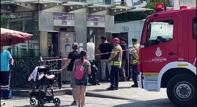 Taksimde turistler metro asansöründe mahsur kaldı