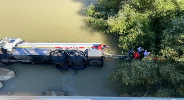 Tanker dereye yuvarlandı, sürücü yaralandı