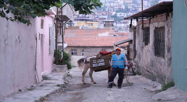 Tarihi ilçede çöpler atlarla toplanıyor