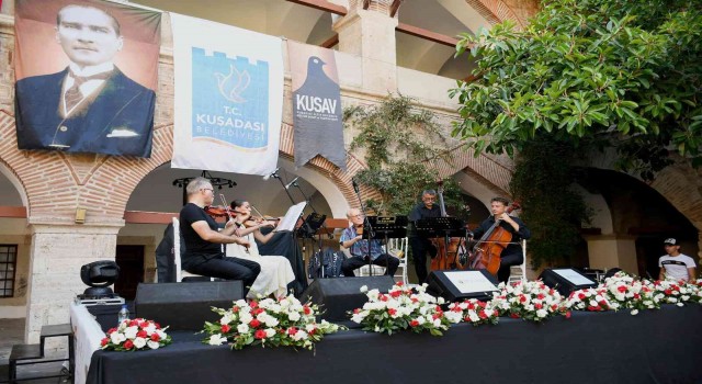 Tarihi Kervansarayda kruvaziyer yolcuları için klasik müzik dinletisi