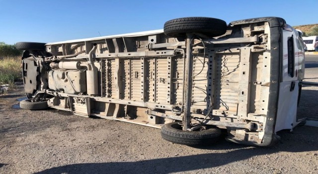 Tarım işçilerini taşıyan servis aracı devrildi: 22 yaralı