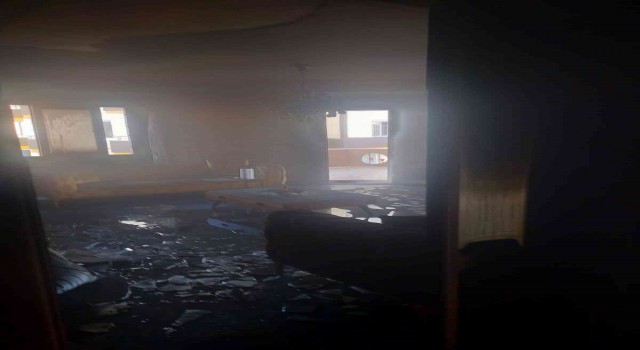 Tarsusta çıkan yangında bir daire kullanılamaz hale geldi