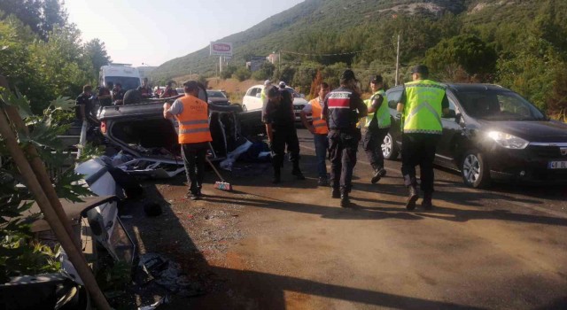 Tatil yolunda zincirleme kaza: 2 ölü, 4 yaralı