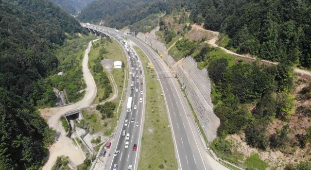Tatilciler Bolu Dağında kilometrelerce araç kuyruğu oluşturdu