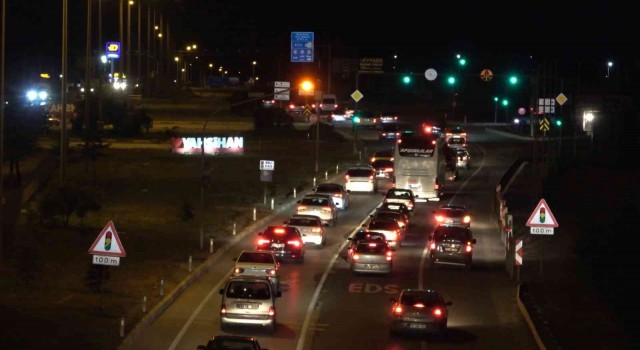 Tatilciler dönüşe geçti: 43 ilin geçiş güzergahında trafik yoğunluğu