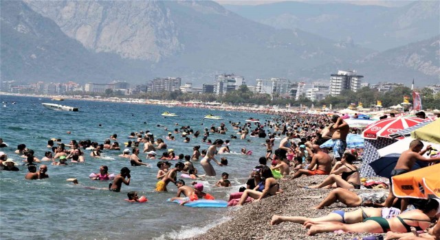 Tatilcilerin akın ettiği 7 kilometre uzunluğa sahip Konyaaltı sahili doldu
