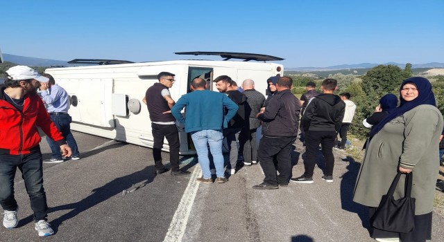 Tavşanlıda işçi servisi devrildi: 11 yaralı