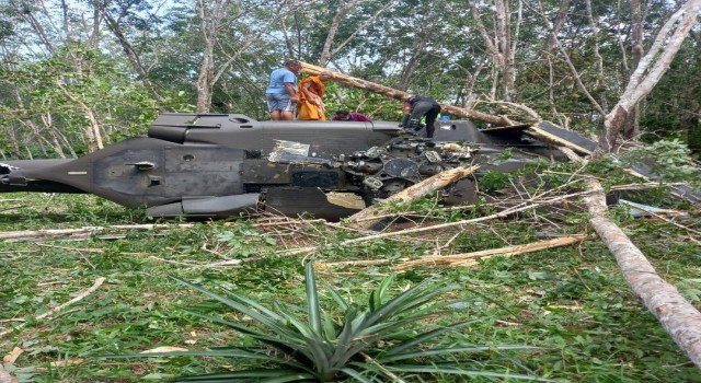 Taylandda askeri helikopter ormanlık alana düştü