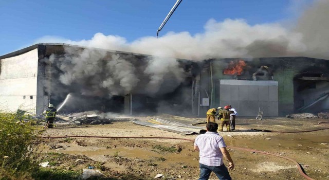 Tekstil fabrikasındaki yangına müdahale devam ediyor