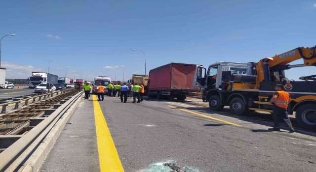 TEM Otoyolunda kamyon hafriyat kamyonuna çarptı: 1 yaralı