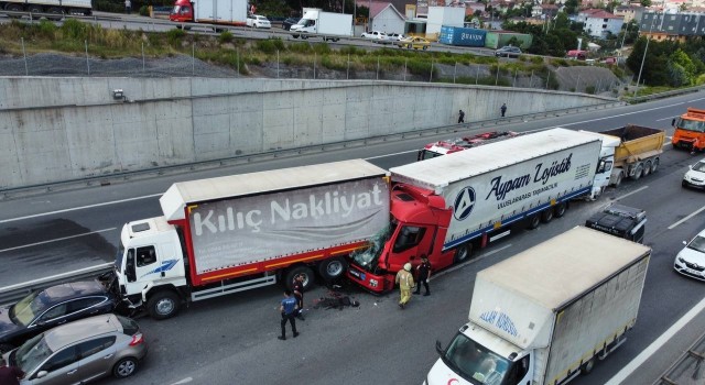 TEMde 3 tır, 1 otomobil birbirine girdi: Hatalı sürücü kaçtı