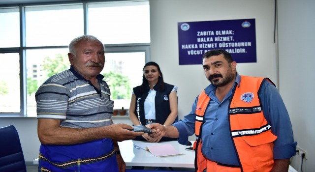 Temizlik personelinden örnek davranış