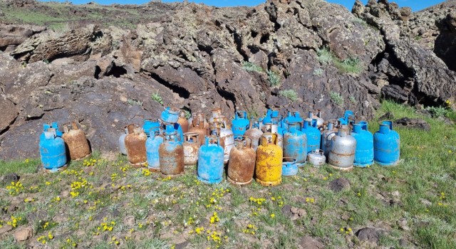 Tendürek Dağındaki mağarada 95 adet tüp ele geçirildi