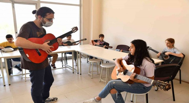 Tepebaşında çocuklar gitar çalmayı öğreniyor
