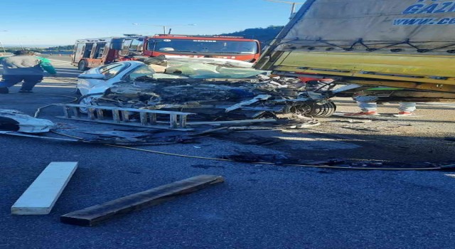 Tıra arkadan çarpan otomobil hurdaya döndü: 2 ölü, 1 yaralı