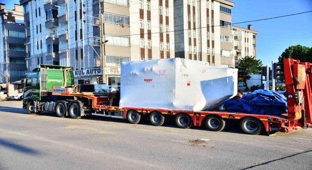 Tırın taşıdığı 40 tonluk pres makinesi yola devrildi