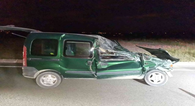 Tırla çarpışan hafif ticari araçtaki 2 kişi yaralandı