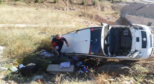Tokatta hafif ticari araç şarampole devrildi: 3 yaralı