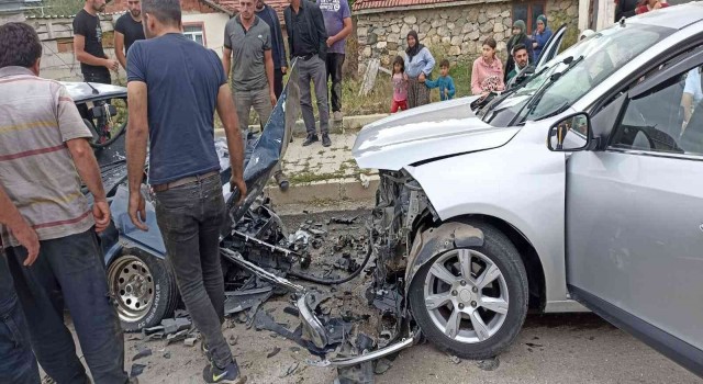 Tokatta iki otomobil kafa kafaya çarpıştı: 5 yaralı