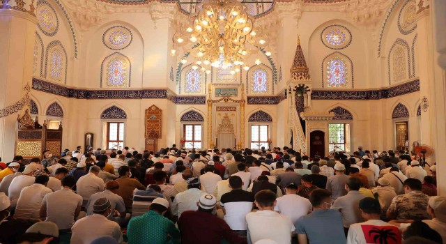 Tokyo Camisine cemaat sığmadı, bayram namazı iki kez kılındı
