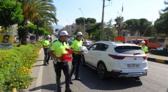 Trafik polisleri Marmariste hem uyardı, hem çikolata dağıttı