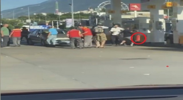 Trafikte kanlı yol verme kavgası kamerada...