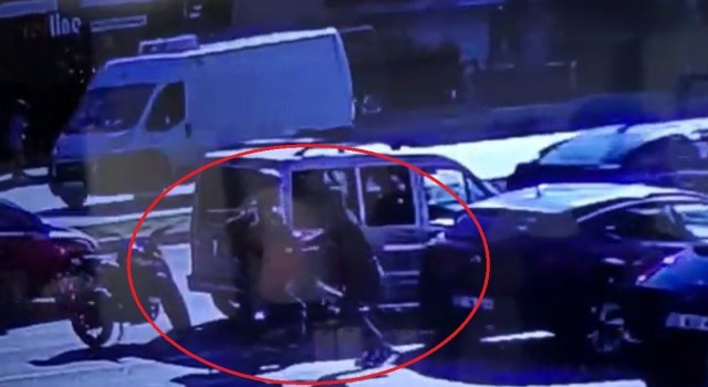 Trafikte yol verme tartışmasında polis memuru bıçaklandı: Olay anı kamerada