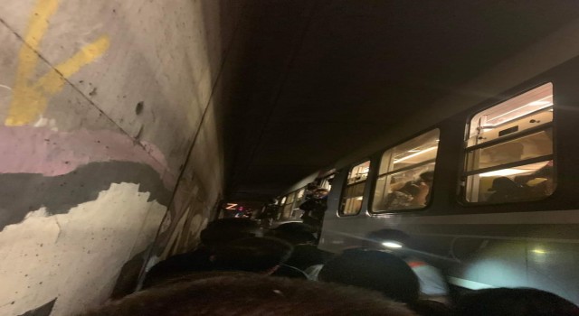 Tren seferleri aksayan Pariste halk tünellerde mahsur kaldı