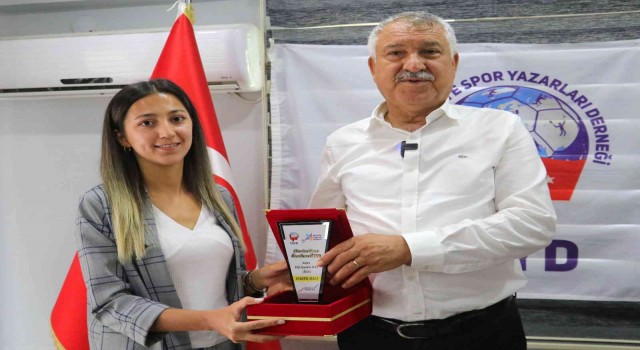 TSYDden İHA muhabiri Elif Ayşenur Baya ödül