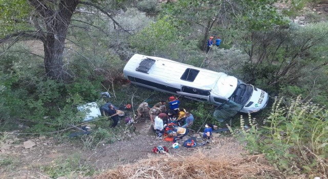 Tuncelide tur minibüsü uçuruma yuvarlandı: 18 yaralı