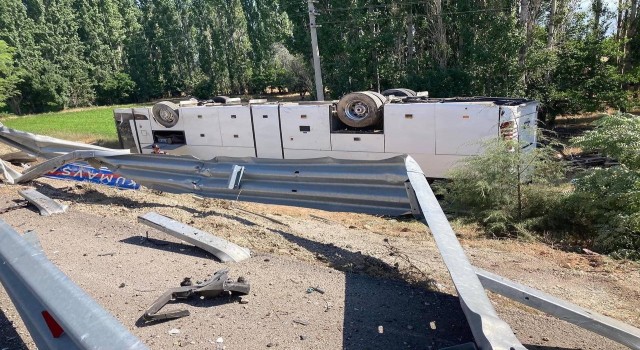 Tur otobüsünün devrilmesi sonucu 3ü ağır 17 kişi yaralandı