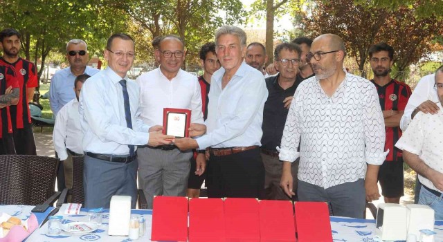 Turgutluspordan eski başkanlara teşekkür plaketi