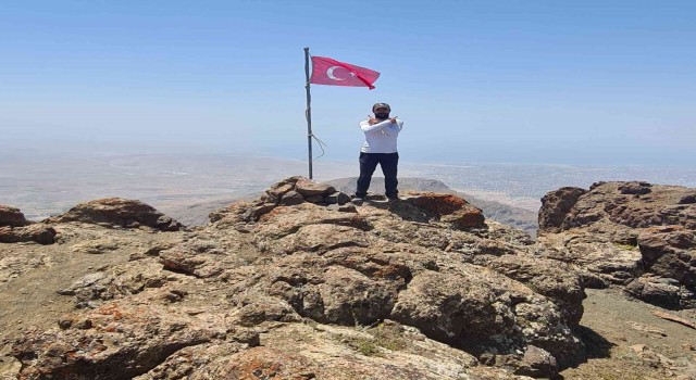 Türk bayrağı Erek Dağının 3 bin 200 rakımlı bölgesinde dalgalanıyor