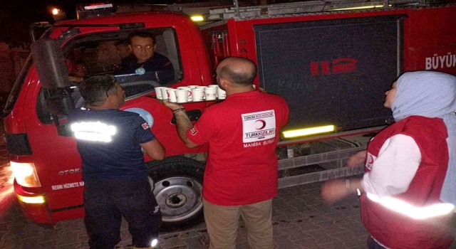 Türk Kızılaydan Manisadaki yangın ekiplerine gıda desteği
