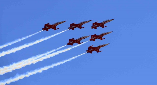 Türk Yıldızları ve Çelik Kanatların uçuş gösterisi nefes kesti