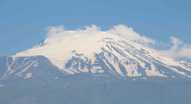 Türkiyenin en yüksek dağındaki karlar erimeye başladı